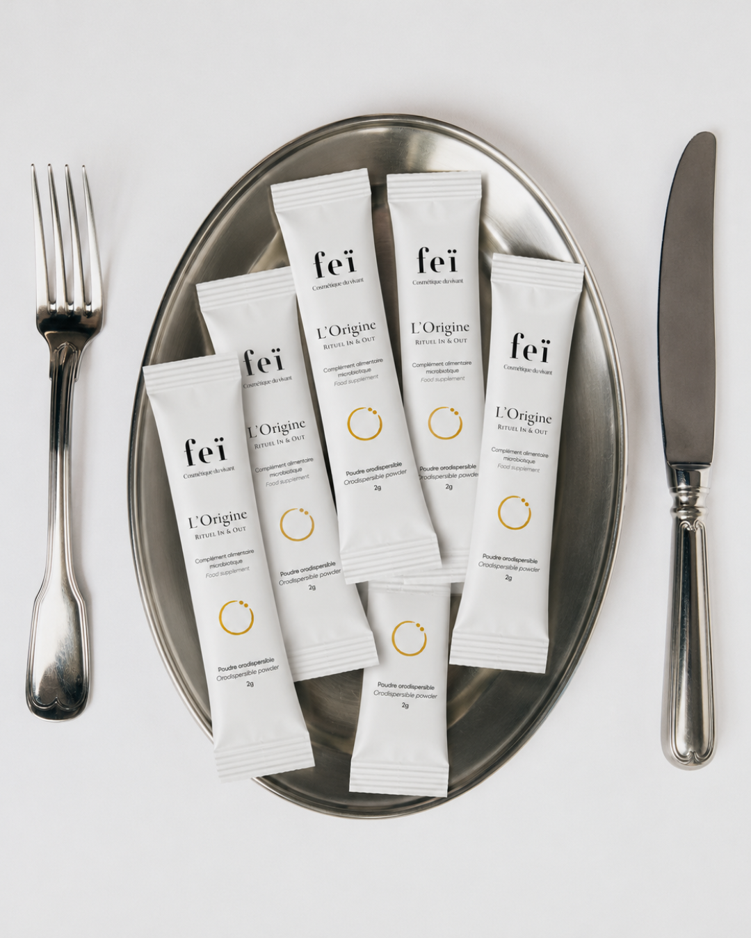 FEï L’Origine sachets presented on a silver platter